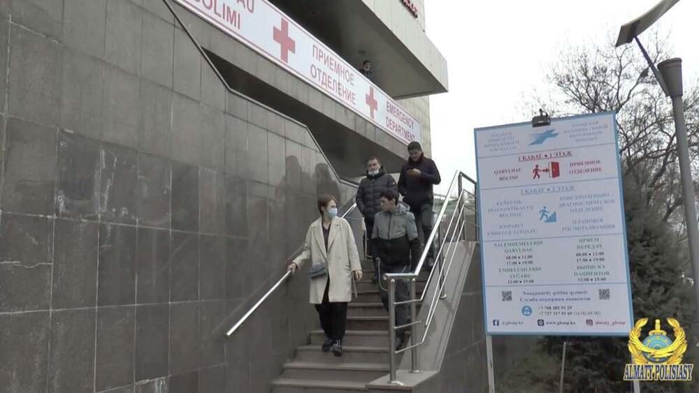 "С неба послал Бог": алматинку, попавшую под обстрел, спасли спецназовцы