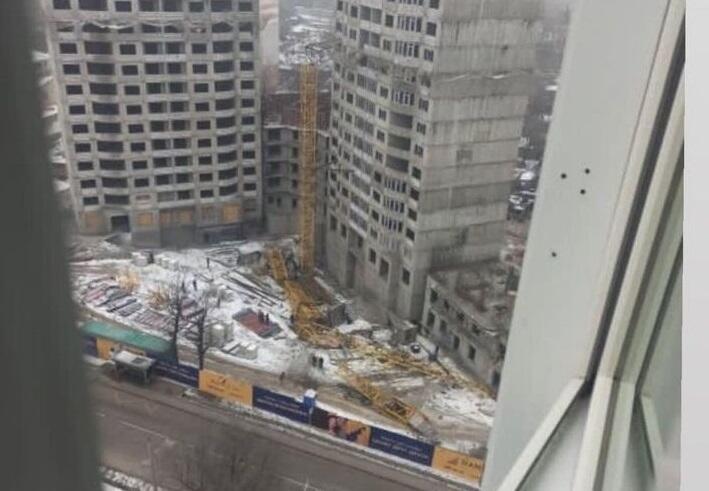 В Алматы рухнул башенный кран. Фото: скришнот сториз Instagram/est_kto_doma