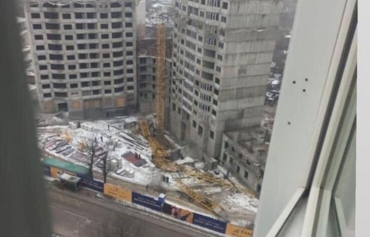 В Алматы рухнул башенный кран