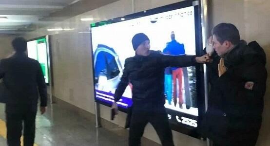 В метро Алматы ограбили трех школьников
