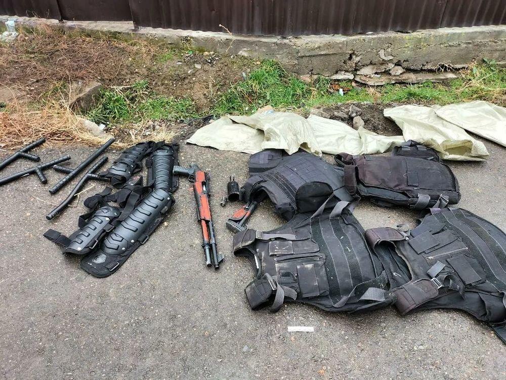 Полицейские Тараза обнаружили в канаве бронежилеты и огнестрельное оружие
