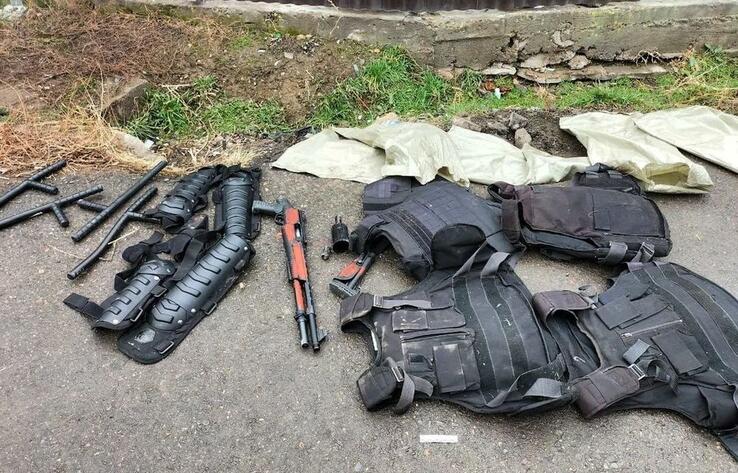 Полицейские Тараза обнаружили в канаве бронежилеты и огнестрельное оружие