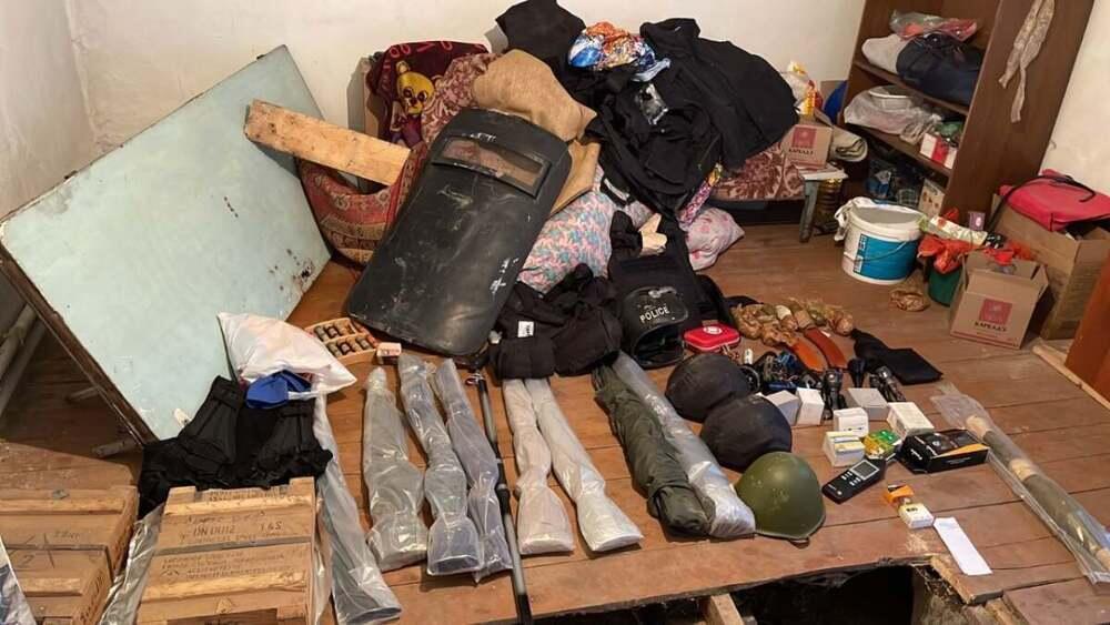 В Алматы обнаружили схрон с похищенным оружием и боеприпасами