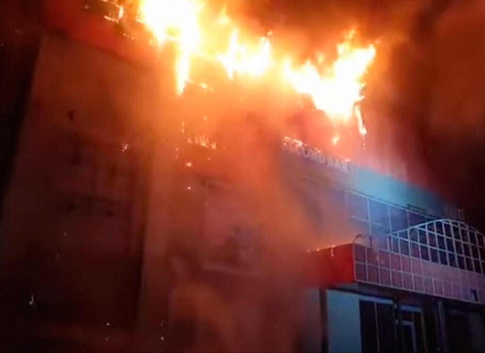 В Алматы пожар едва не перекинулся на банк