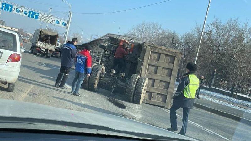 В Алматы на полном ходу опрокинулся большегруз 