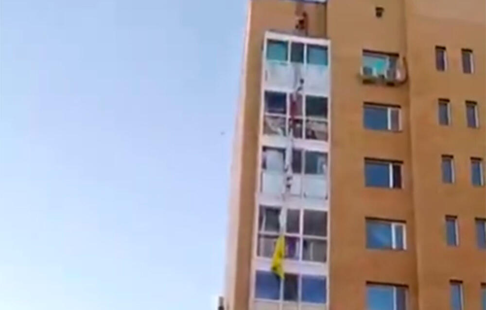 Житель Нур-Султана погиб, пытаясь спуститься из окна по простыням