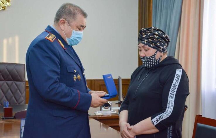 Глава МВД передал награды семьям погибших во время беспорядков полицейских в Алматинской области