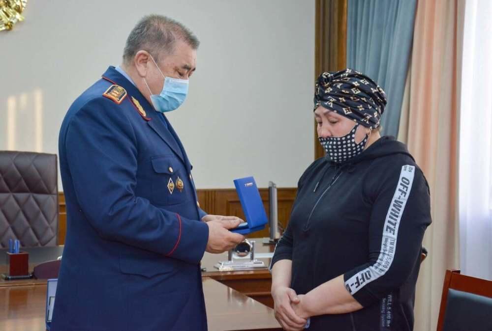 ІІМ басшысы Алматы облысында қаза тапқан полицейлердің отбасыларына мемлекеттік наградалар тапсырды