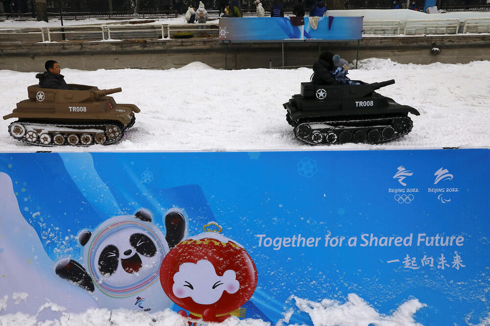 Как выглядит Пекин перед Олимпиадой. Фото: gazeta.ru. Дети катаются в парке развлечений в центре Пекина