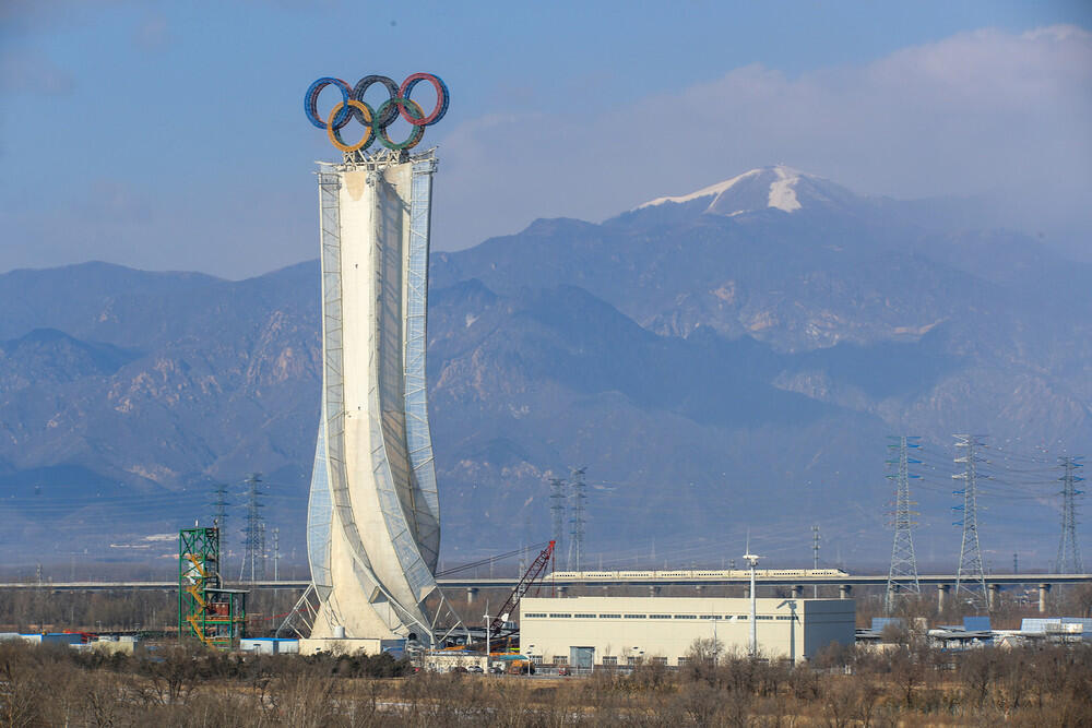 Как выглядит Пекин перед Олимпиадой. Фото: gazeta.ru. Олимпийские кольца на территории кластера Яньцин