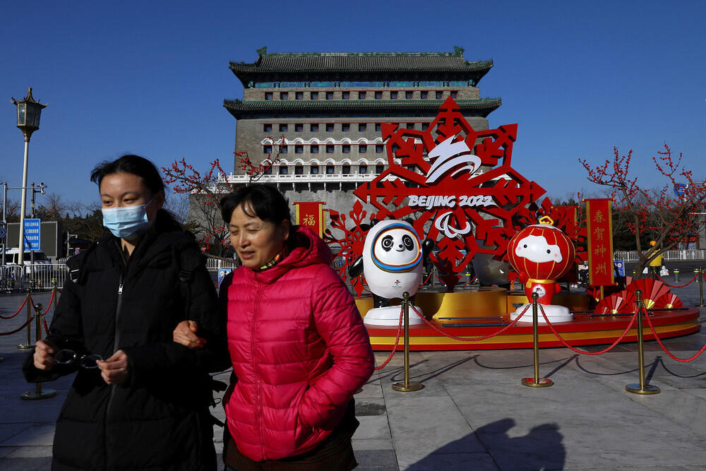 Как выглядит Пекин перед Олимпиадой. Фото: gazeta.ru. Жители города на фоне официальных маскотов зимней Олимпиады 2022
