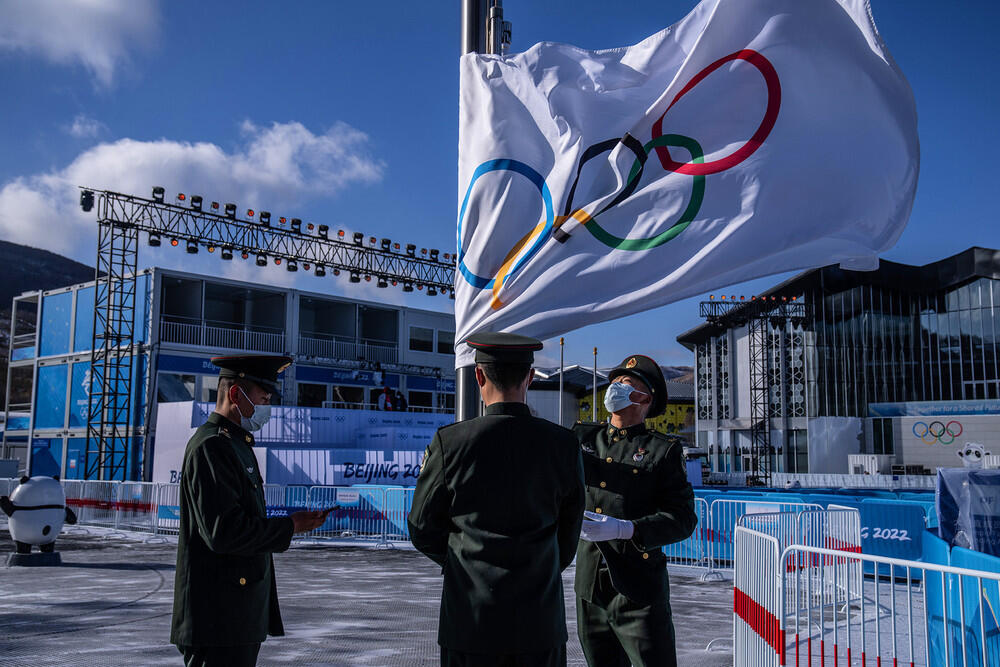 Как выглядит Пекин перед Олимпиадой. Фото: gazeta.ru. Поднятие флага с символикой Олимпиады в кластере Чжанцзякоу