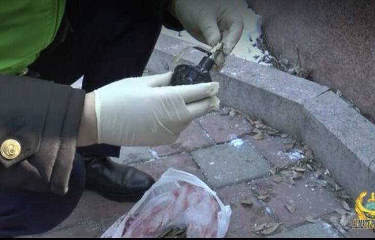 В Алматы у станции метро найдены боеприпасы 