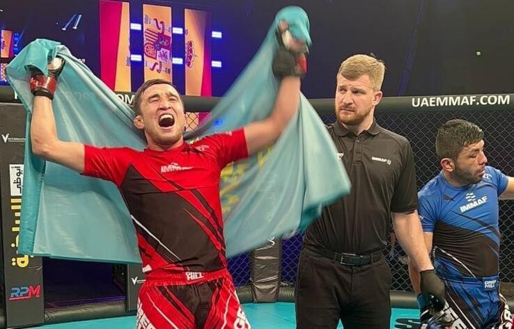 Казахстанский боец впервые в истории ММА стал трехкратным чемпионом мира
