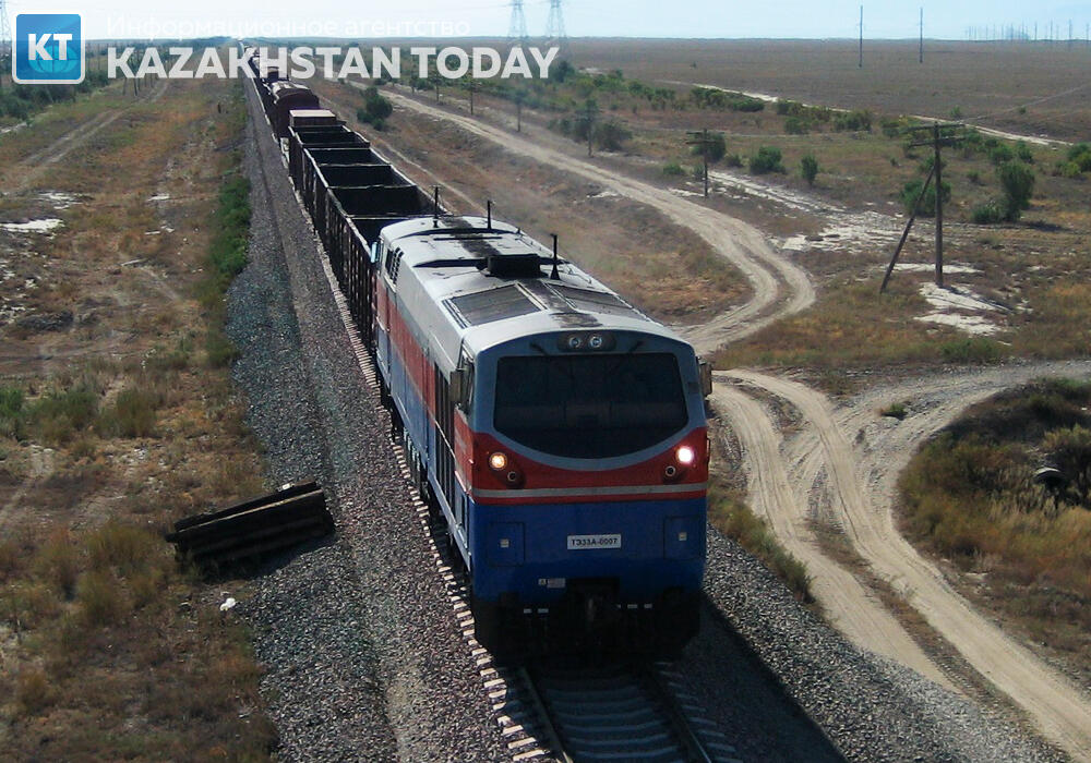 Двенадцать грузовых вагонов с пшеницей сошли с рельсов в Карагандинской области