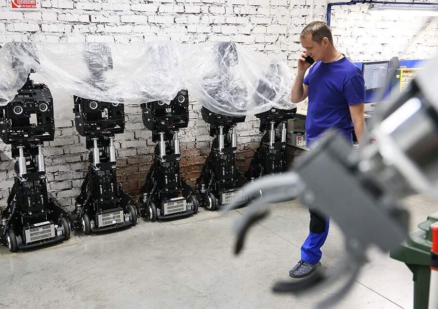 Дорогой друг: как делают человекоподобных роботов. Фото: iz.ru. В этом цехе занимаются производством второй версии человекоподобного робота Robo-C-2