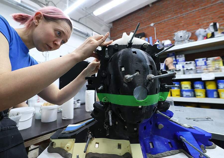 Дорогой друг: как делают человекоподобных роботов. Фото: iz.ru. Робот умеет имитировать мимику человека, двигать головой, шеей и руками