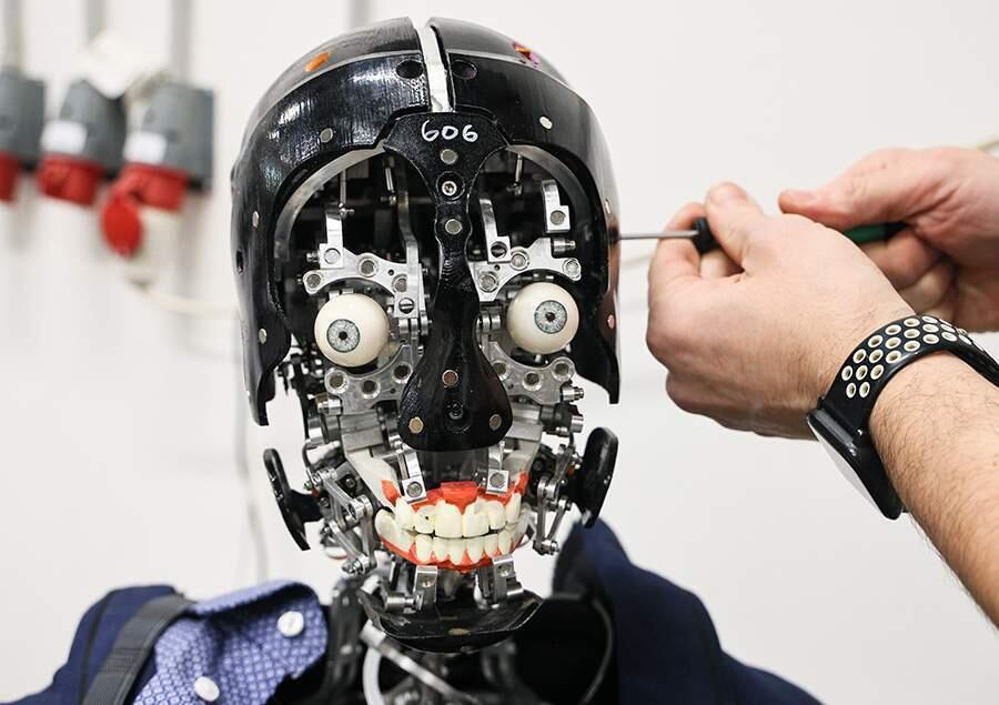 Дорогой друг: как делают человекоподобных роботов. Фото: iz.ru. Робот может пожать при встрече руку, указать направление или взять что-то не слишком тяжелое