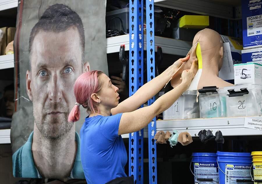 Дорогой друг: как делают человекоподобных роботов. Фото: iz.ru. Он также может поддерживать разговор и отвечать на вопросы