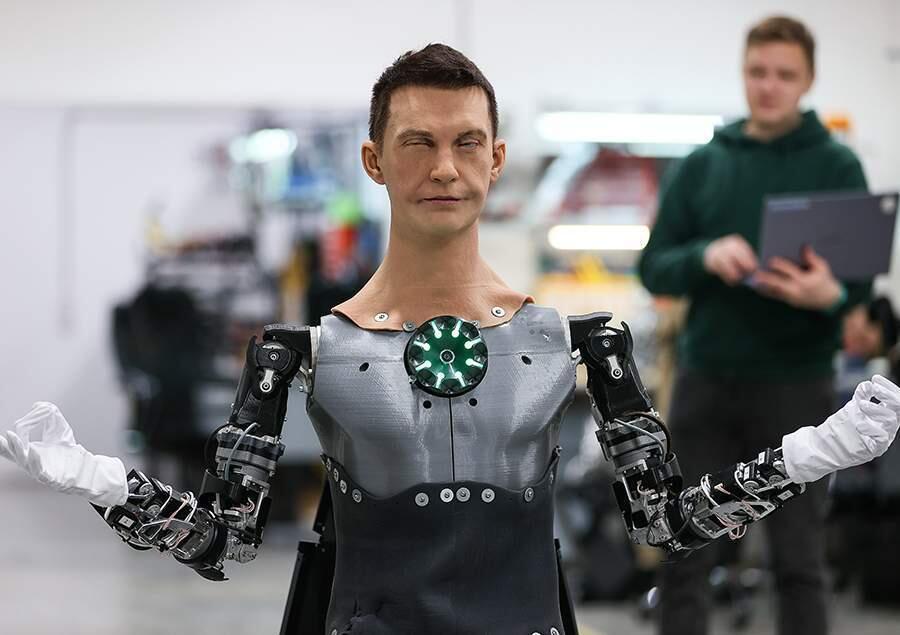 Дорогой друг: как делают человекоподобных роботов. Фото: iz.ru. В дальнейшем его планируют научить писать на различных языках и рисовать