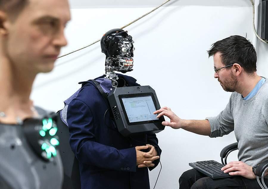 Дорогой друг: как делают человекоподобных роботов. Фото: iz.ru. Цена одного изделия стартует от 2,8 млн рублей