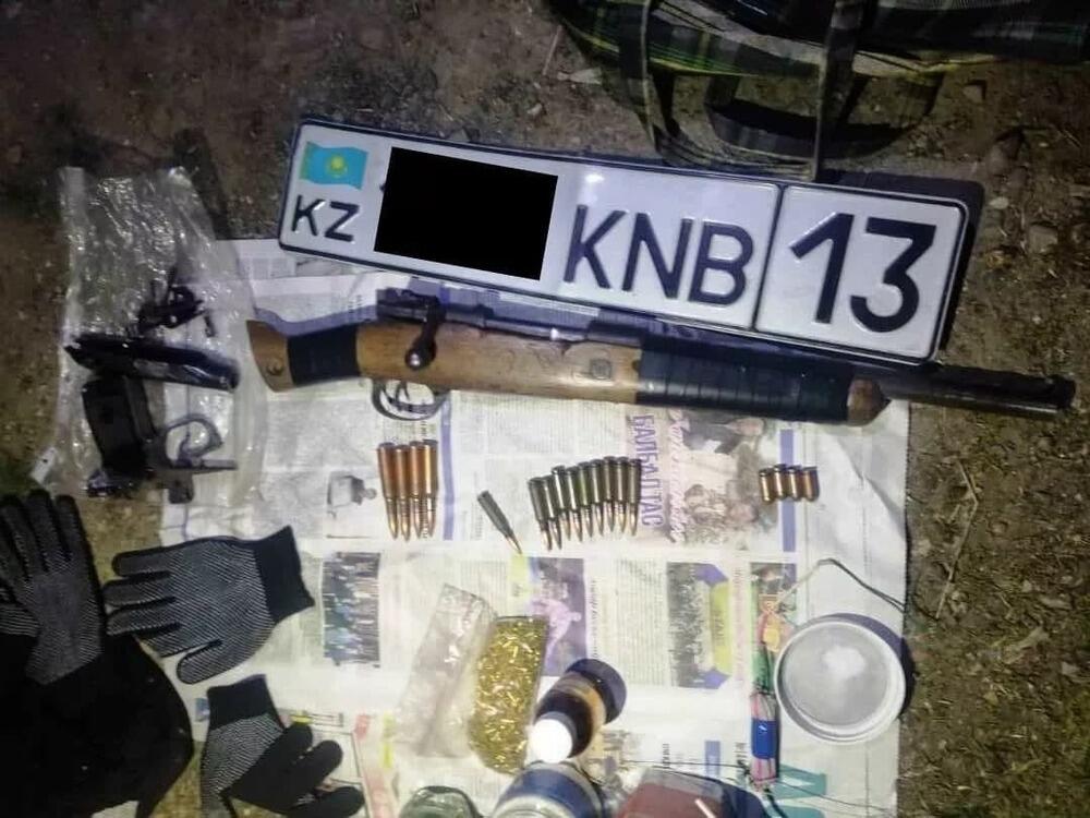 Казахстанский автомобильный госномер найден в тайнике с оружием в Кыргызстане 