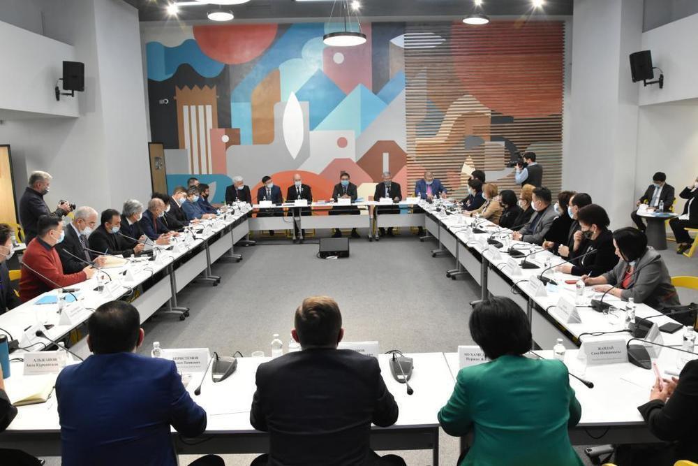 Досаев қоғам белсенділерімен Алматы қаласының экология, көлік және агломерация мәселелерін талқылады. Сурет: Алматы әкімдігі