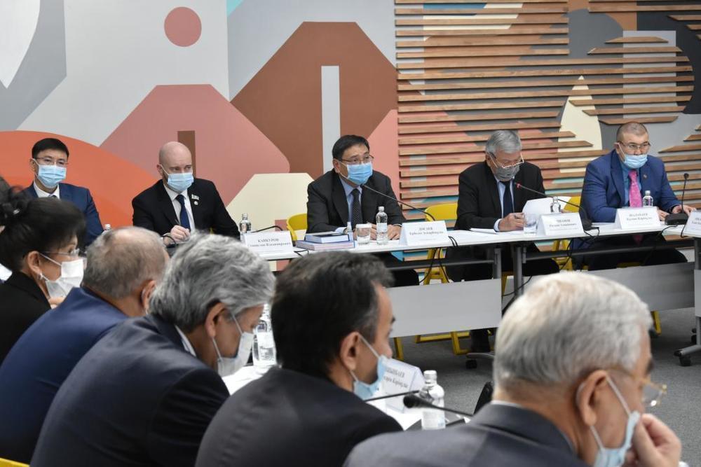 Досаев қоғам белсенділерімен Алматы қаласының экология, көлік және агломерация мәселелерін талқылады. Сурет: Алматы әкімдігі