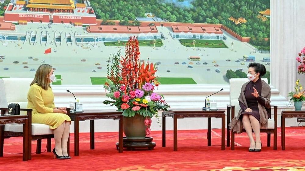 В Пекине состоялась встреча первых леди Китая и Эквадора