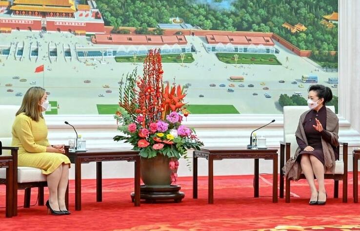 В Пекине состоялась встреча первых леди Китая и Эквадора