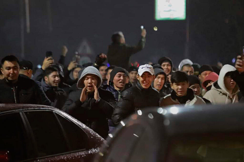 В Казахстане участников беспорядков пытаются выставить случайными прохожими - депутат мажилиса