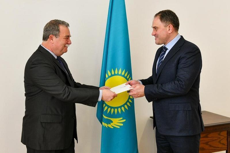Kazakh Deputy FM receives copies of credentials from new Ambassador of Hungary