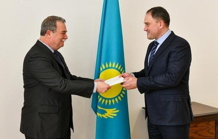 Kazakh Deputy FM receives copies of credentials from new Ambassador of Hungary