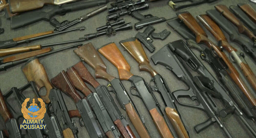 Полиция Алматы показала изъятое оружие, использованное во время массовых беспорядков 