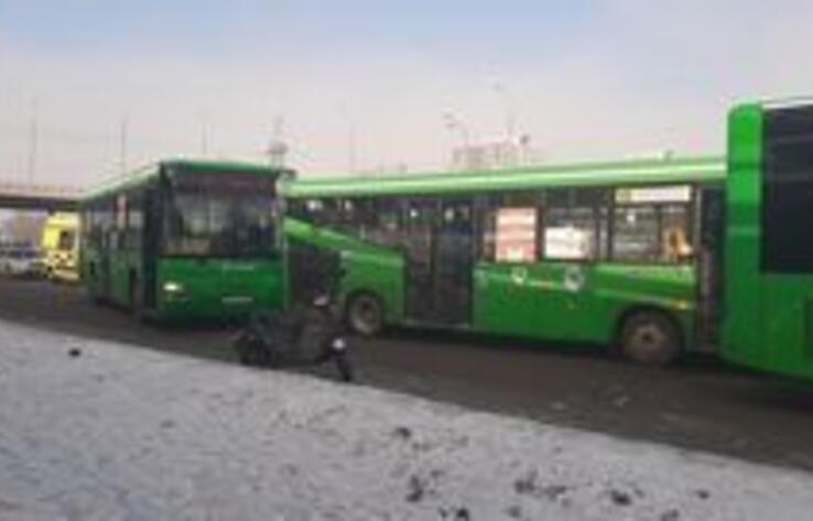 В Алматы столкнулись три пассажирских автобуса 