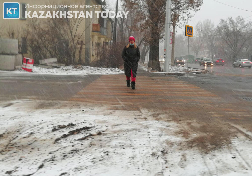 Штормовое предупреждение объявили на понедельник в 11 регионах Казахстана