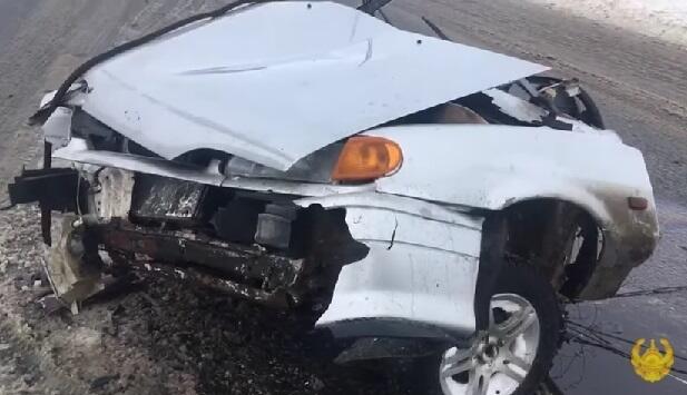 В результате ДТП на трассе в Актюбинской области автомобиль разорвало на две части