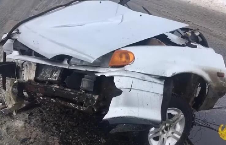 В результате ДТП на трассе в Актюбинской области автомобиль разорвало на две части