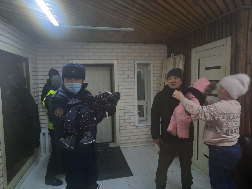 Машина скорой перевернулась из-за метели на трассе в ВКО