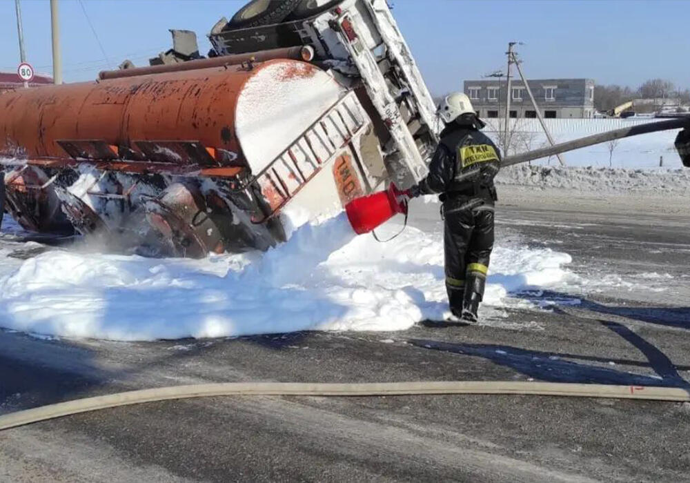 В Караганде около 2 тонн топлива разлилось в результате опрокидывания бензовоза