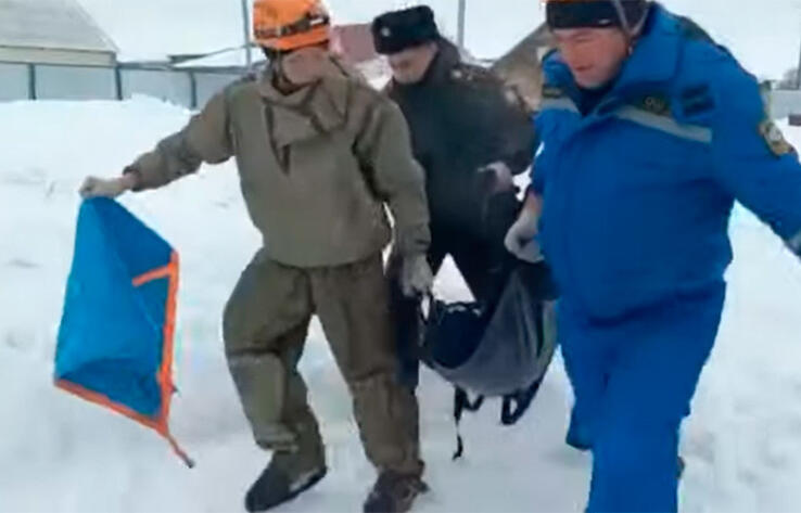 В ЗКО медики рассказали о состоянии упавшего в септик ребенка