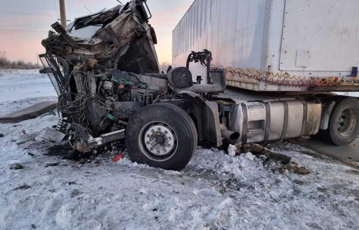 В Костанайской области фура столкнулась с поездом