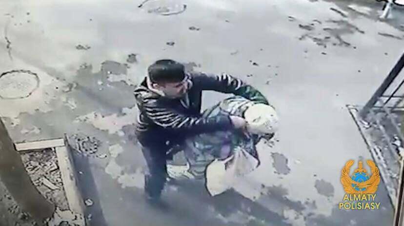 В Алматы задержали грабителя, срывавшего серьги с пенсионерок