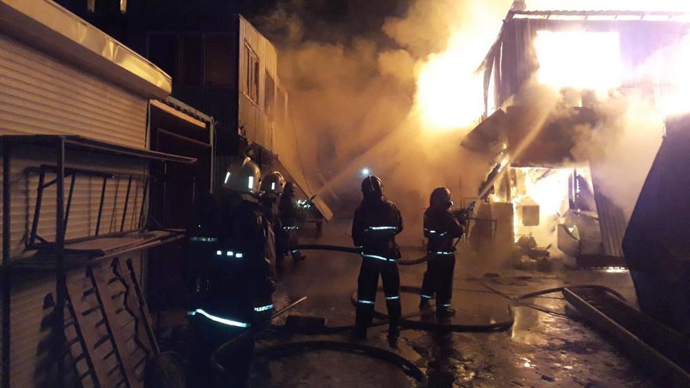 В Караганде пожар уничтожил сразу три кафе