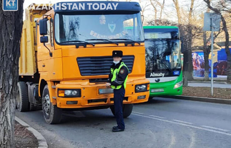 Қазақстанда ауыр жүк көліктері үшін уақытша шектеу енгізілді