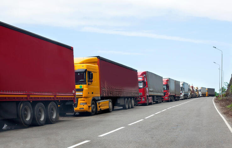 С Украины выбрались 23 грузовых автомобиля с казахстанскими дальнобойщиками