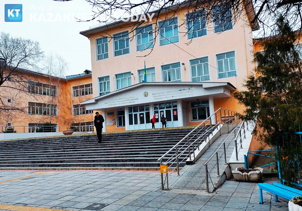 Педколлектив и родители алматинской гимназии пожаловались на грубые нарушения со стороны нового директора