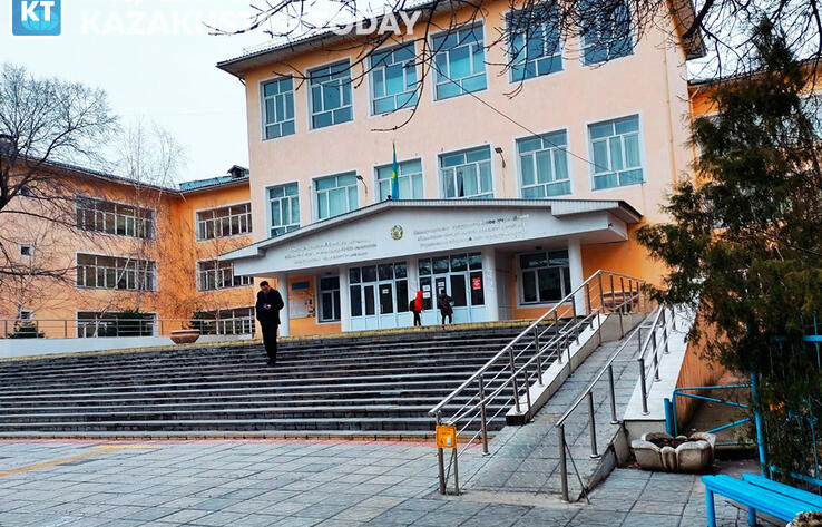 Педколлектив и родители алматинской гимназии пожаловались на грубые нарушения со стороны нового директора