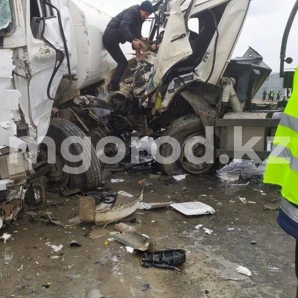 На Тенгизе пьяный водитель грузовика врезался в бензовоз 