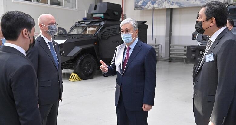 Токаев посетил завод по производству бронетехники 